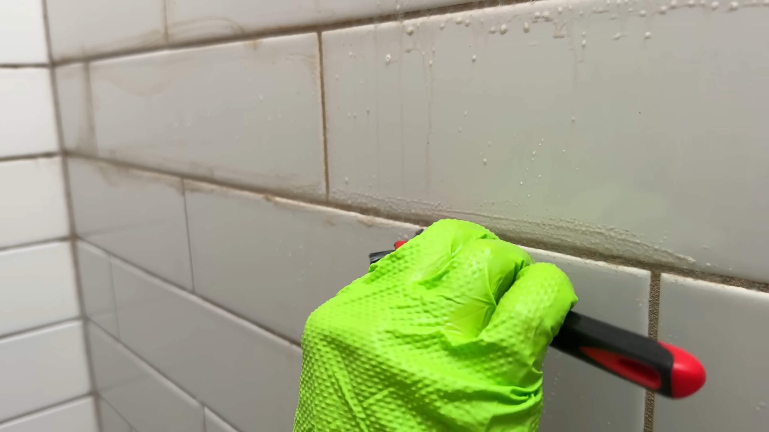 Fugen reinigen mit Wasserstoffperoxid